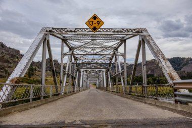 Eylül 'de Montana' daki Tower Rock State Park 'taki Hardy Köprüsü ve Missouri Nehri.