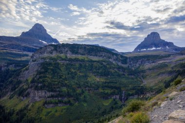 Montana 'daki Buzul Ulusal Parkı' ndaki Logan Geçidi 'ndeki dağlık arazi.