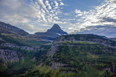 Montana 'daki Buzul Ulusal Parkı' ndaki Logan Geçidi 'ndeki dağlık arazi.