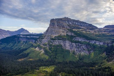 Montana 'daki Buzul Ulusal Parkı' ndaki Logan Geçidi 'ndeki dağlık arazi.