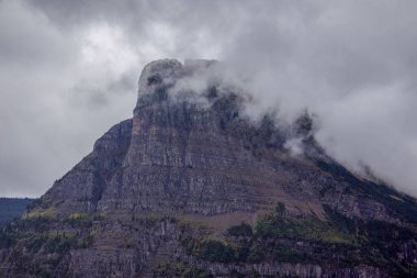 Eylül ayında Montana 'daki Buzul Ulusal Parkı' nda Güneş Yoluna Giden Güzel Dağ Manzarası