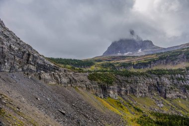 Eylül ayında Montana 'daki Buzul Ulusal Parkı' nda Güneş Yoluna Giden Güzel Dağ Manzarası