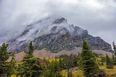 Eylül ayında Montana 'daki Buzul Ulusal Parkı' nda Gizli Göl Yolu ve Logan Geçidi 'nde bulutlu ve sisli bir gün.