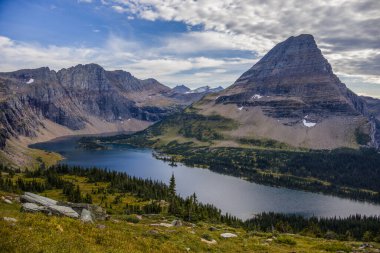 Eylül 'de Montana' daki Buzul Ulusal Parkı 'nda Saklı Göl ve Bearhat Dağı