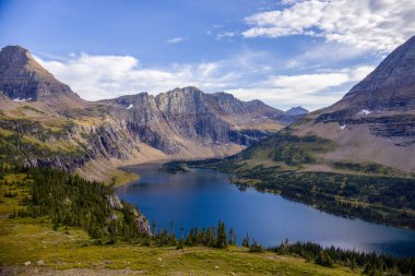 Eylül 'de Montana' daki Buzul Ulusal Parkı 'nda Saklı Göl ve Bearhat Dağı