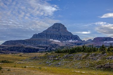 Eylül ayında Montana 'daki Buzul Ulusal Parkı' nda Saklı Göl Yolu ve Logan Geçidi 'nde güzel bir manzara.