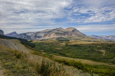 Montana 'daki Buzul Ulusal Parkı' nın doğu sınırındaki dağ manzarası.