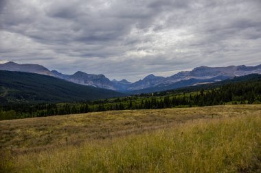 Montana 'daki Buzul Ulusal Parkı' nın doğu sınırındaki dağ manzarası.