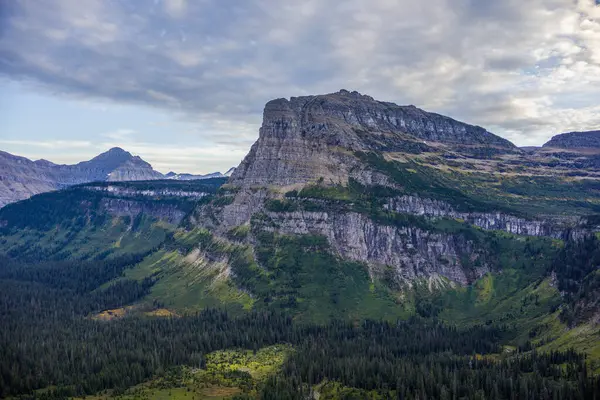 Montana 'daki Buzul Ulusal Parkı' ndaki Logan Geçidi 'ndeki dağlık arazi.