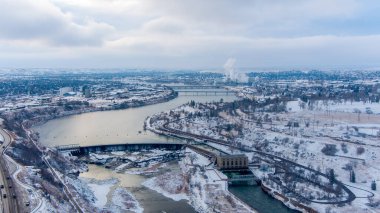 Aralık 'ta gün batımında Great Falls, Montana' yı kaplayan karlı hava aracı görüntüsü