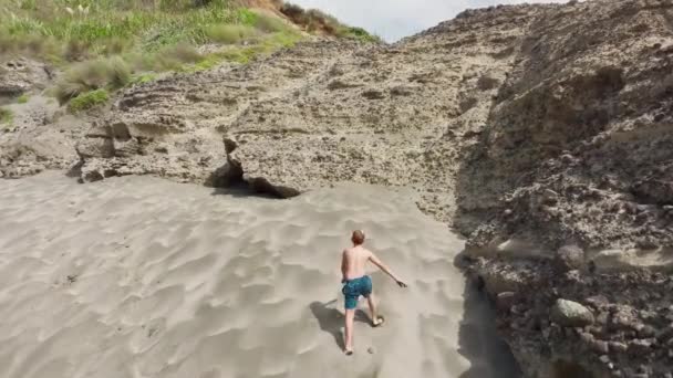 Aerial Drone Footage Captures Young Boy Running Picturesque Sand Dune — Vídeo de Stock