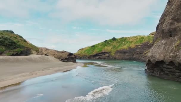 Drone Footage Captures Stunning Island Peaks Piha Beach Offering Bird — Vídeos de Stock