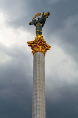 Bağımsızlık Anıtı maidan nezalezhnosti Kiev, Ukrayna üzerinde üst kısmında berehynia heykeli