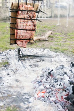 Barbekü partisinde tipik Arjantin ızgarası