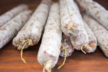 Taze Salam Yapımı Bir Pazar Yeri 'nde Satılığa Hazır