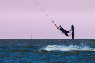 Buenos Aires, Arjantin 'deki Rio de la Plata Nehri' nde uçurtma sörfü yapan bir adam.