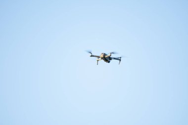 Uçan bir İHA 'nın fotoğrafı