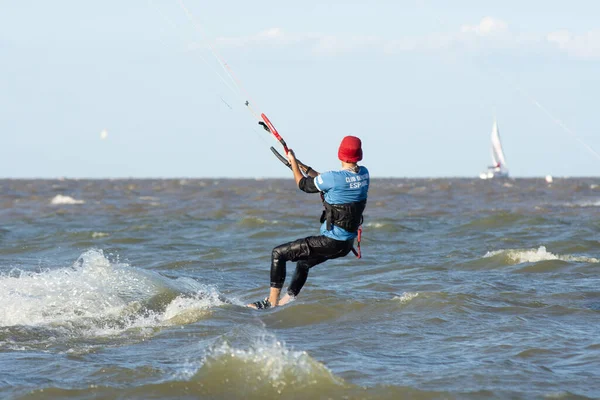 Buenos Aires, Arjantin 'deki Rio de la Plata Nehri' nde uçurtma sörfü yapan bir adam.