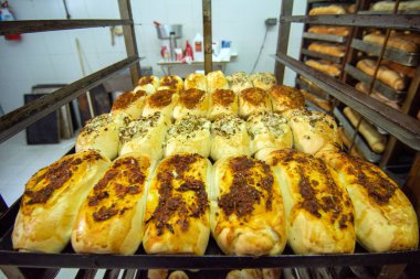 Taze pişmiş ekmek.
