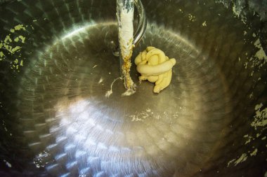 Bir fırında endüstriyel karıştırıcı