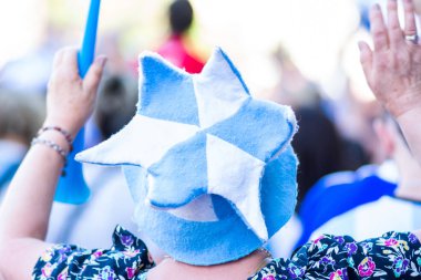 Arjantinli taraftarlar, takımlarının Arjantin 'in Buenos Aires kentinde 18 Aralık 2022 tarihinde oynanan FIFA Dünya Kupası Katar 2022 final maçındaki zaferini kutlamak için bir araya geldiler.. 