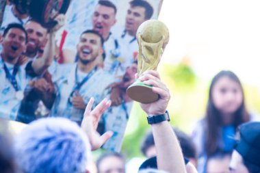 BUENOS AIRES, ARGENTINA - 18 Aralık 2022 tarihinde Arjantin 'in Buenos Aires kentinde oynanan FIFA Dünya Kupası Katar 2022 final maçının ardından Arjantinli taraftarlar kutlama için bir araya geldiler.. 