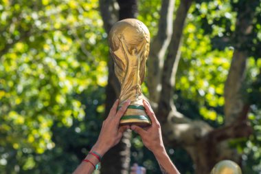 BUENOS AIRES, ARGENTINA - 18 Aralık 2022 tarihinde Arjantin 'in Buenos Aires kentinde oynanan FIFA Dünya Kupası Katar 2022 final maçının ardından Arjantinli taraftarlar kutlama için bir araya geldiler.. 