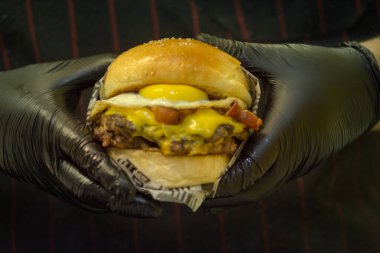 Çedar ve yumurtalı burger ve patates kızartması.