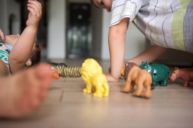 Çocuk plastik oyuncaklarla oynuyor.