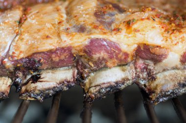 Biftek rafı, tipik bir Arjantin barbeküsü pişirirken bir şefin kemiği çıkarması.