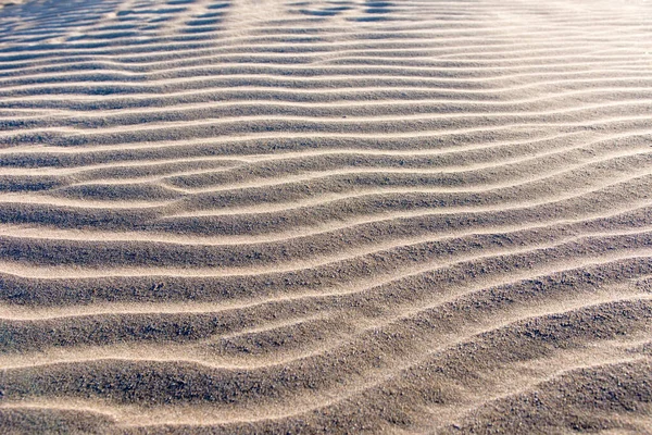 Κοντινό Πλάνο Των Μικρών Κυμάτων Στην Άμμο Που Δημιουργήθηκε Από — Φωτογραφία Αρχείου