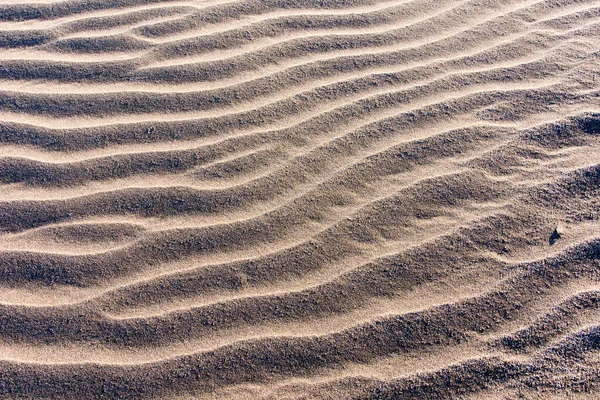 Κοντινό Πλάνο Των Μικρών Κυμάτων Στην Άμμο Που Δημιουργήθηκε Από — Φωτογραφία Αρχείου