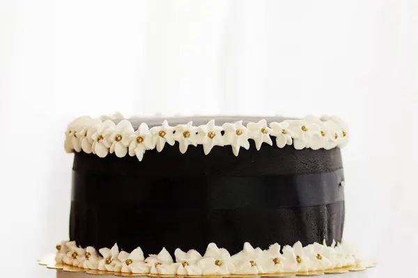 Tarta Cumpleaños Con Glaseado Negro —  Fotos de Stock