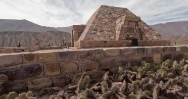 Tilcara 'daki Pucara de Tilcara Harabeleri, Humahuaca Vadisi, Jujuy Arjantin. Tilcara Pucar, Quebrada de Humahuaca 'nın en önemli İspanyol yerleşim yerlerinden biridir.
