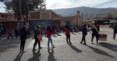 TILCARA, JUJUY, ARGENTINA - ECTOBER 04: Seyyahlar Tilcara sokaklarında Tilcara, Jujuy Eyaleti, Arjantin 'deki Sikuris Instiiment' te dans ederken San Francisco de Asis festivalini kutluyorlar