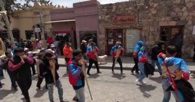 TILCARA, JUJUY, ARGENTINA - ECTOBER 04: Seyyahlar Tilcara sokaklarında Tilcara, Jujuy Eyaleti, Arjantin 'deki Sikuris Instiiment' te dans ederken San Francisco de Asis festivalini kutluyorlar