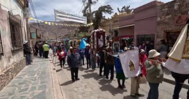 TILCARA, JUJUY, ARGENTINA - ECTOBER 04: Seyyahlar Tilcara sokaklarında Tilcara, Jujuy Eyaleti, Arjantin 'deki Sikuris Instiiment' te dans ederken San Francisco de Asis festivalini kutluyorlar