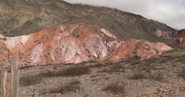 Purmamarca, Quebrada de Humahuaca, Jujuy, Arjantin 'deki Cerro de los Siete Colores Tepesi manzarası