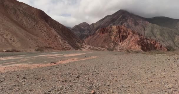 Τοπίο Του Λόφου Cerro Los Siete Colores Στην Purmamarca Quebrada — Αρχείο Βίντεο