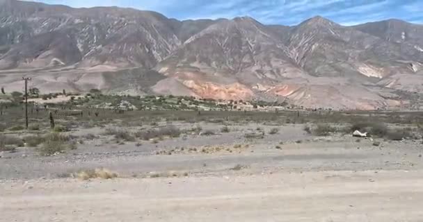 アルゼンチンのチラカラ地域の北アルゼンチンで旅行 ジュジュジュイのハマハバレー アルゼンチン — ストック動画