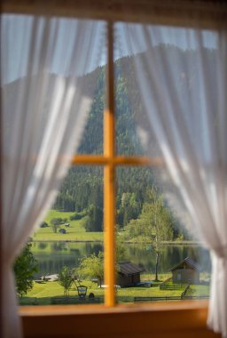 Bulanık bir pencereden dağlara bak