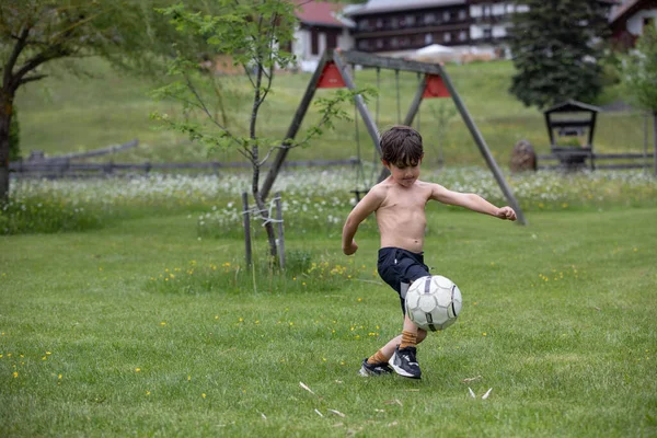 Piękny Młody Chłopiec Gra Piłkę Nożną Łące — Zdjęcie stockowe