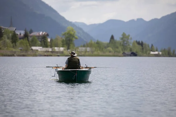 Μεγαλύτερος Άντρας Που Ψαρεύει Από Σκάφος Του Μια Λίμνη Φωτογραφία Αρχείου