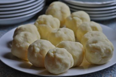 Daha fazla işlem için ham hamur köfteleri