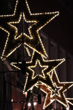 Ticari binalarda büyük aydınlatılmış yıldızlar