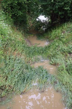 Acil drenaj kanalı büyük miktarlarda tufan suyuyla çöktü.