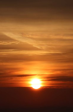 Güneş alttaki bulut kürelerine batar