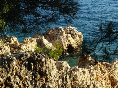 Hırvatistan 'da tipik engebeli kıyı