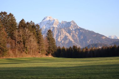 Hala karla kaplı dağlarla gün batımı
