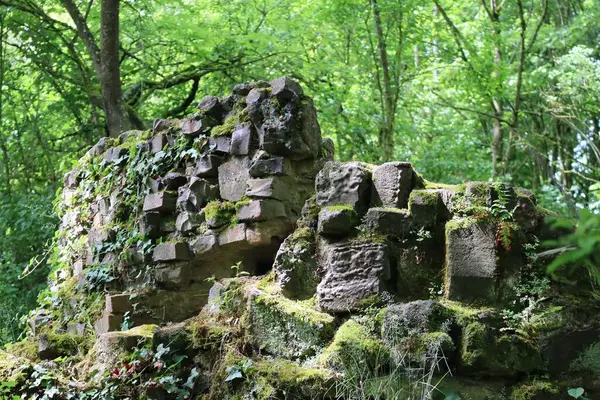 Duvarların kalıntıları Daha iyi zamanlara tanıklık eder